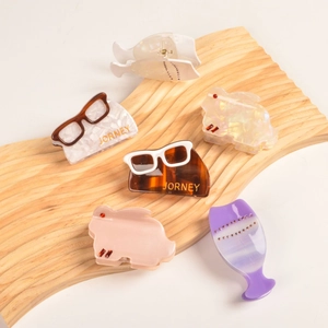 Lot de six pinces à cheveux en acétate aux formes de lunettes et d'animaux avec strass
