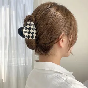 Grande pince à cheveux en acétate en forme de cœur avec motif damier noir et blanc