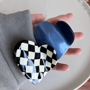 Pinces à cheveux en forme de cœur en bleu marine et motif à damier noir et blanc