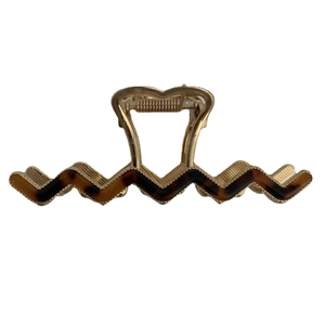 Elegant wavy tortoiseshell hair claw clip with golden metal frame and heart-shaped handle