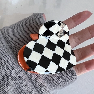 Grande pince à cheveux en forme de cœur avec damier noir et blanc et contraste orange