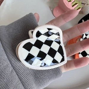 Détail de la pince à cheveux cœur à damier noir et blanc avec mécanisme à ressort métal