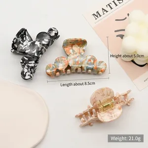 Trois pinces à cheveux en acétate aux motifs marbrés dans un décor esthétique blanc