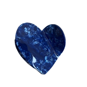 Grande pince à cheveux en acétate bleu foncé avec motif marbre en forme de cœur