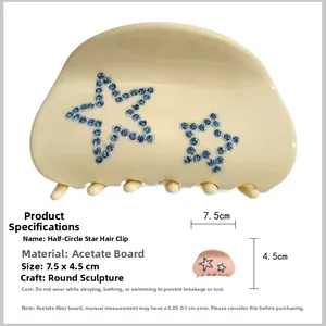 Détail d'une pince à cheveux en acétate beige avec étoile en strass bleu, 7,5x4,5 cm