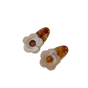 Barrettes à fleurs en résine avec motif écaille ambre et pétales blancs pour femme