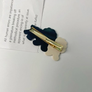 Pince à cheveux ondulée minimaliste en acrylique bleu sarcelle et beige, base dorée