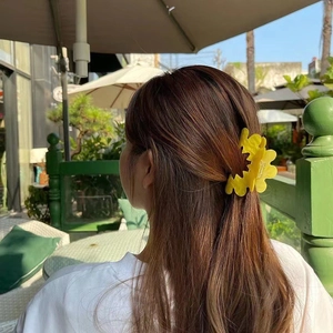 Gelbe Blumen Haarklammer für Damen mit minimalistischem gewelltem floralem Acetat Design