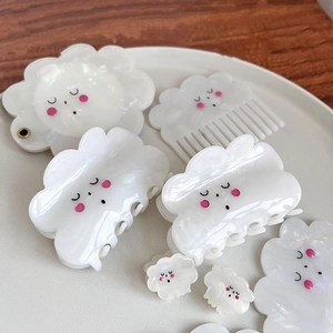 Set de pinces à cheveux et peignes nuage blanc nacré avec visages mignons sur un plateau