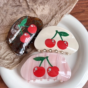Set di tre mollette per capelli in acetato con ciliegie in bianco, tartaruga e rosa