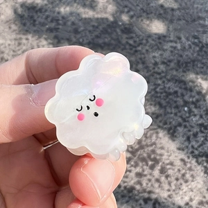 Gros plan d'une mini pince à cheveux nuage blanc avec un joli visage souriant