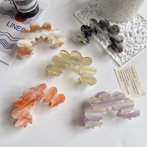 Fünfteiliges Set aus Acetat-Haarklammern mit Marmormuster und Wellendesign auf Weiß