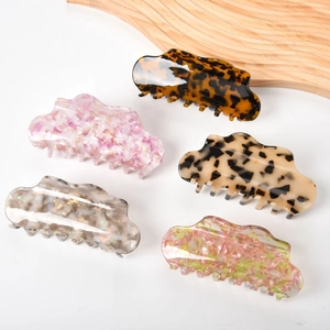 Detailed set of 13cm acetate hair claws featuring leopard print and marble patterns