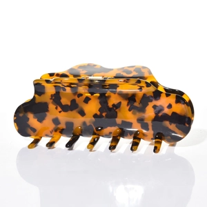 Detail of 13cm tortoiseshell acetate claw clip showing polished teeth and sturdy metal spring