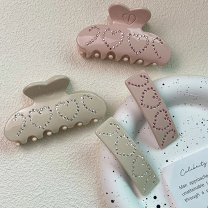 Pinces à cheveux en forme de cœur à strass et barrettes en tons rose et beige élégants