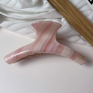 Détail de la pince à cheveux en acétate marbré rose avec lettrage Barrette La France doré