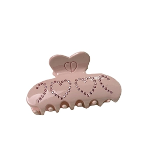 Pince à cheveux rose en forme de cœur avec strass et logo CD pour coiffures élégantes