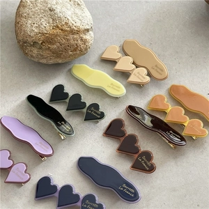 Set di fermagli per capelli in acetato con design a cuore e onde nei colori Morandi