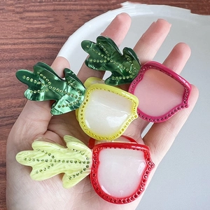 Mollette per capelli a forma di carota in acetato con strass in un set elegante a tre colori