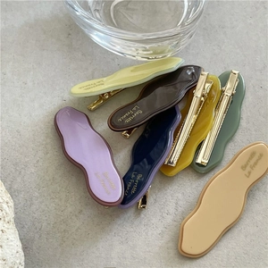 Fermagli per capelli minimalisti colorati a onde in acetato con base in metallo oro