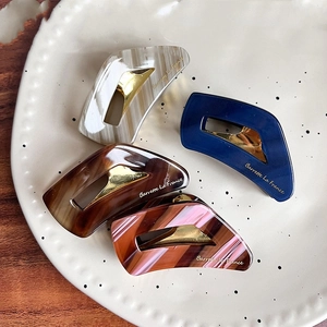 Elegant set of medium acetate claw clips in marble and tortoiseshell patterns for women