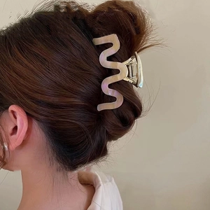 Minimalist pearl-like M-shaped wavy hair claw clip with gold metal spring for women
