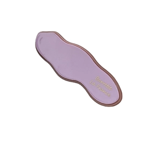 Fermaglio per capelli a onde viola in acetato con scritte dorate su fondo bianco