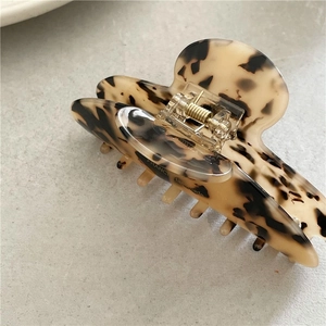 Détail de la pince à cheveux en acétate écaille avec gravure France Handmade