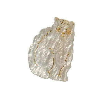 Pince à cheveux chat blanc en acétate avec contours dorés pour coiffure de femme élégante