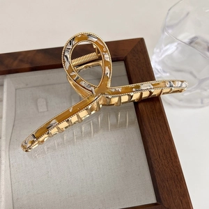 Large acetate claw clip with marble patterns and high-polish gold alloy frame