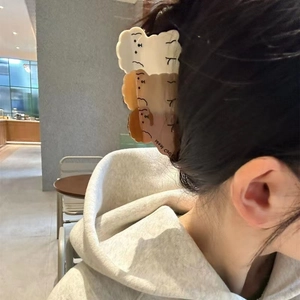Pince à cheveux ours mignonne en acétate brun pour coiffure épaisse vue de l'arrière