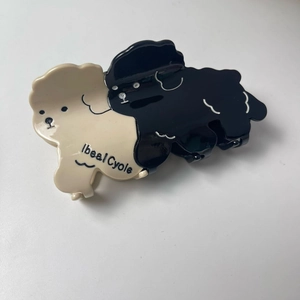 Pince à cheveux caniche en acétate crème et noir pour une coiffure élégante et chic