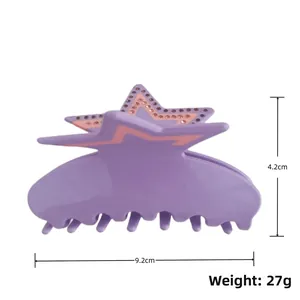 Vue détaillée de la pince à cheveux étoile en acétate violet avec strass et dimensions