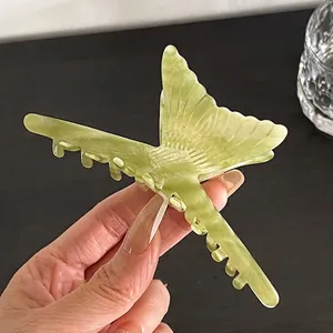 Détail de la pince à cheveux papillon en acétate vert marbré de haute qualité pour femmes