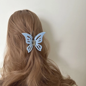 Hellblauer Schmetterling Haarklammer mit hohlem Acetat Design für Damenfrisuren