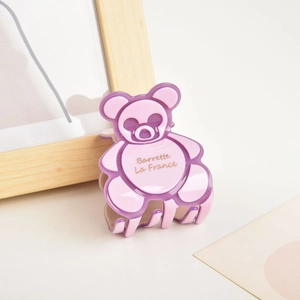 Détail d'une pince à cheveux ours violet et rose avec inscription Barrette La France