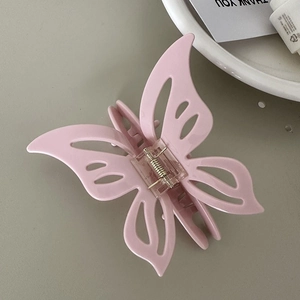 Detailansicht der rosa Schmetterlings-Haarklammer mit hohlen Flügeln und Metallfeder