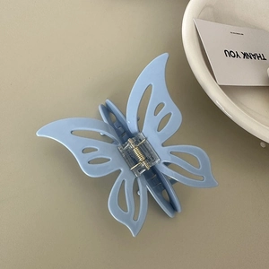 Detailansicht der hellblauen Schmetterlings-Haarklammer mit hohlen Flügeln und Metallfeder
