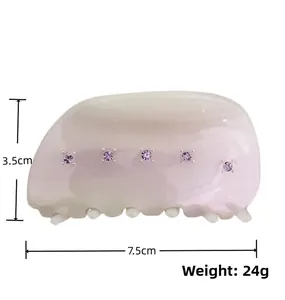 Vista dettagliata di un fermaglio per capelli sfumato rosa viola da 7,5cm con strass