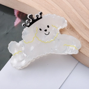 Détail de la pince à cheveux caniche blanc nacré avec petite couronne noire mignonne