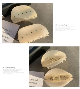 Dettaglio delle mollette per capelli in acetato con strass e meccanismo a molla in metallo