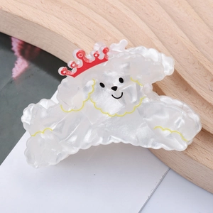 Détail de la pince à cheveux caniche en acétate avec fini nacré et couronne rouge