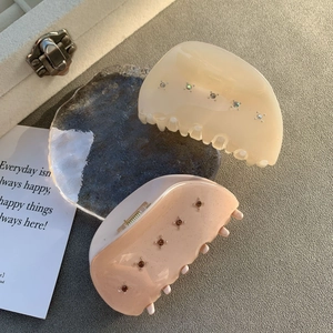 Eleganti mollette per capelli in acetato con strass nei colori crema e pesca