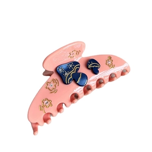 Pince à cheveux en acétate rose avec motif champignon bleu et détails dorés