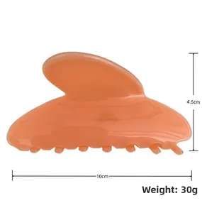 Dettaglio molletta per capelli in acetato corallo con dimensioni 10cm e peso 30g