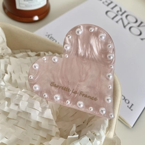 Pinza per capelli a cuore rosa in acetato con perle e texture marmo, stile francese