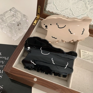 Süße Haarklammern in Hundeform aus Acetat in Schwarz und Beige in einer Vintage-Schmuckschatulle