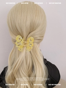 Pinza per capelli a farfalla in acetato giallo con ritagli a cuore per acconciatura