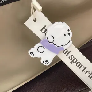 Detail der weißen Acetat Teddy Hund Haarklammer mit lila Schal und Glanzfinish