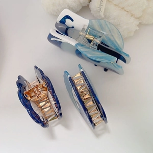 Haarklammer-Set aus blauem Acetat mit Marmormuster und dunkelblauen Blumen-Haarclips